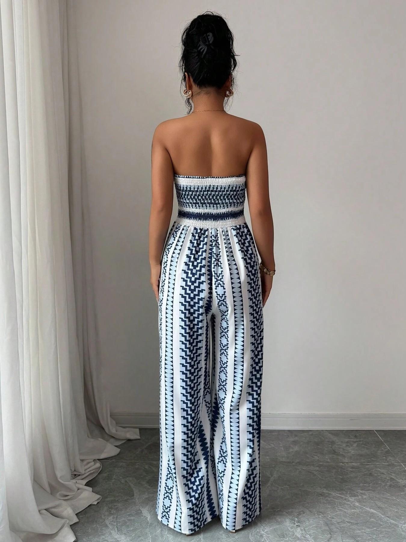 👗💙 Geometrinen haalari, jossa on halterneck-kaula-aukko ja sivuhalkiot!