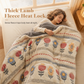 🛌 55% ALENNUS – VAIN RAJOITETUN AJAN! ✨ Kaksipuolinen sherpa-fleece-peitto – toisella puolella lumihiutalevelvet, toisella tiheä lampaanvilla. Lämmönlukitus, erittäin pehmeä tuntuma ja kestävä digitaalinen painatus. Täydellinen talven kylmiin iltoihin! ❄️